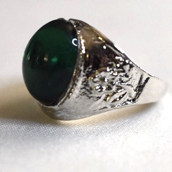 Bewitching Green Oval Glass Stone Silver Tone Etched Metal Sizes 5.6 & 9 Rings - Picture 2 of 4